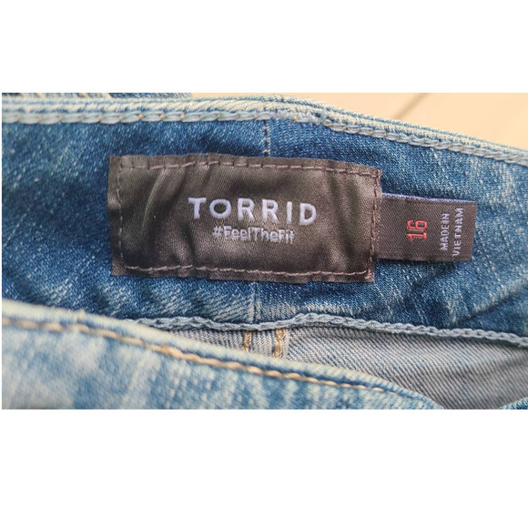 Torrid Mid-Rise Midi‎ Shorts Vintage Stretch Light Wash Size 16 - Picture 5 of 6